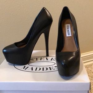 Black Leather Dejavu Pumps